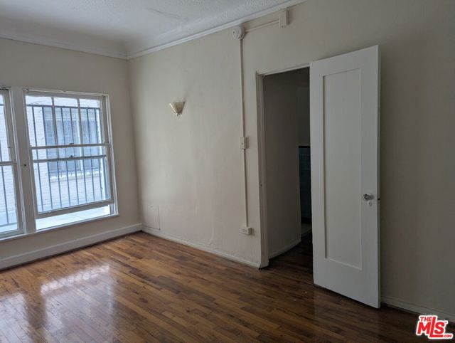 657 S COCHRAN Avenue, Los Angeles CA: https://media.crmls.org/mediaz/e57355a7-ecb2-4218-a191-62213ee40bcc.jpg