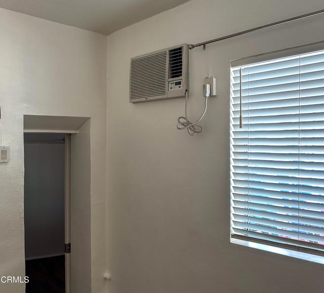 982 N Hoover Street, Silver Lake CA: https://media.crmls.org/mediaz/e5735dd2-73cf-4590-8930-340f0c65ce37.jpg