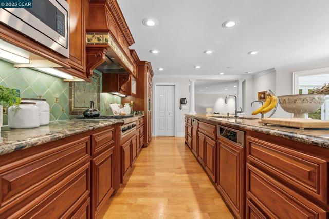 32 Kensington Ct, Alamo CA: https://media.crmls.org/mediaz/e5758721-f7ed-4cc6-9114-abafbd32e4cd.jpg