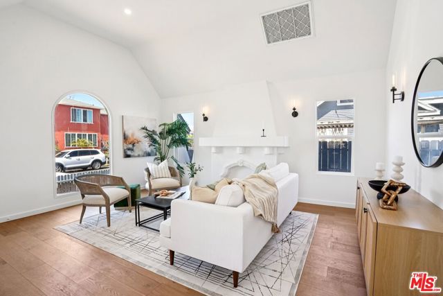 4438 W 28th Street, Los Angeles CA: https://media.crmls.org/mediaz/e575c8f5-8e83-4cd4-944e-c32eb4e6b479.jpg