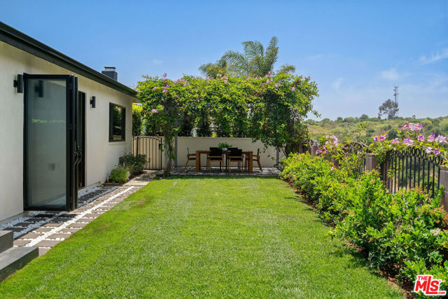 4731 Don Miguel Drive, Los Angeles CA: https://media.crmls.org/mediaz/e57617f3-498e-4478-b624-701cfa96c2f1.jpg