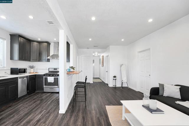2020 17Th Ave, Oakland CA: https://media.crmls.org/mediaz/e5762a44-4ff7-4d21-a752-eefe153d8605.jpg