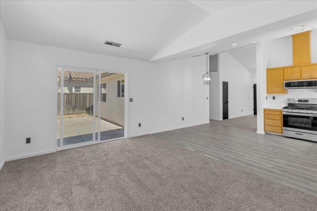 1250 Greenleaf Loop, Greenfield CA: https://media.crmls.org/mediaz/e576bb79-e562-4189-87f4-4e1d3246634e.jpg