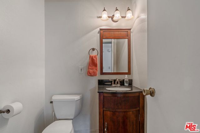 2160 Lake Shore Avenue, Los Angeles CA: https://media.crmls.org/mediaz/e576bfb8-bb38-4228-9719-6626e34d8d0d.jpg