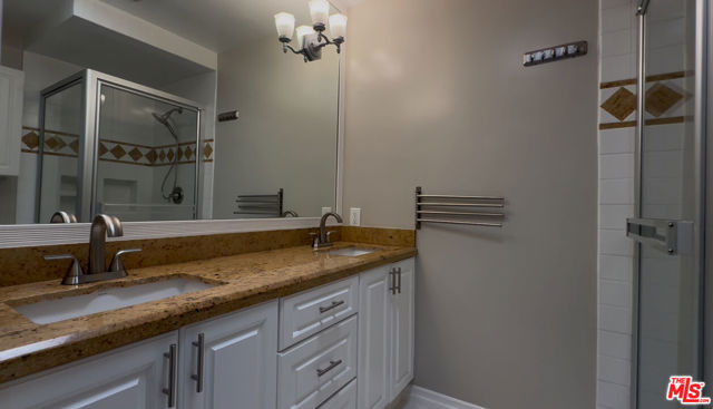 11260 Overland Avenue, Culver City CA: https://media.crmls.org/mediaz/e5777a9f-be7b-4e87-b377-f9252f69c4a6.jpg