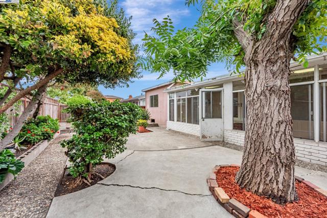 1315 Mersey Ave, San Leandro CA: https://media.crmls.org/mediaz/e577b9c6-87bc-4356-acb3-c7ff09005bdb.jpg