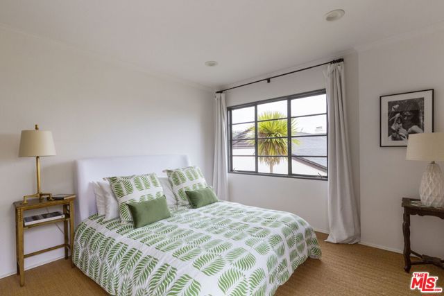 2500 Carman Crest Drive, Los Angeles CA: https://media.crmls.org/mediaz/e578c27a-7f3f-435a-905e-0f7ed82a434a.jpg
