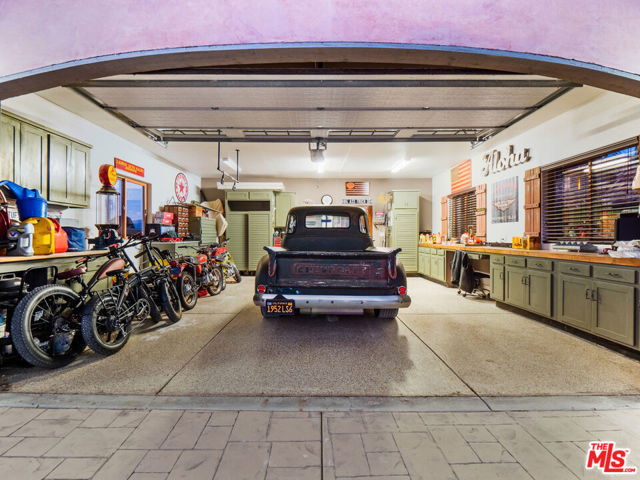 27023 Rolling Hills Avenue, Canyon Country CA: https://media.crmls.org/mediaz/e578df9a-05d2-47e4-8020-304d36a30295.jpg
