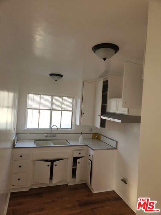 3305 W 21st Street, Los Angeles CA: https://media.crmls.org/mediaz/e578ea18-b8c8-4c8b-b09a-8380ae9bd80c.jpg