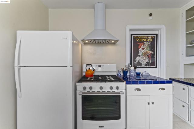 3757 Lincoln Ave, Oakland CA: https://media.crmls.org/mediaz/e57a1869-67dc-411e-aa9f-68169f065dda.jpg