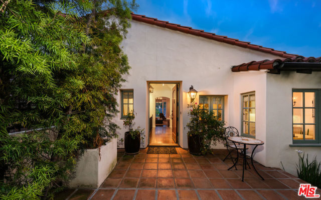 3145 La Suvida Drive, Los Angeles CA: https://media.crmls.org/mediaz/e57b84e5-b993-4469-9e64-92c9bcca7e95.jpg