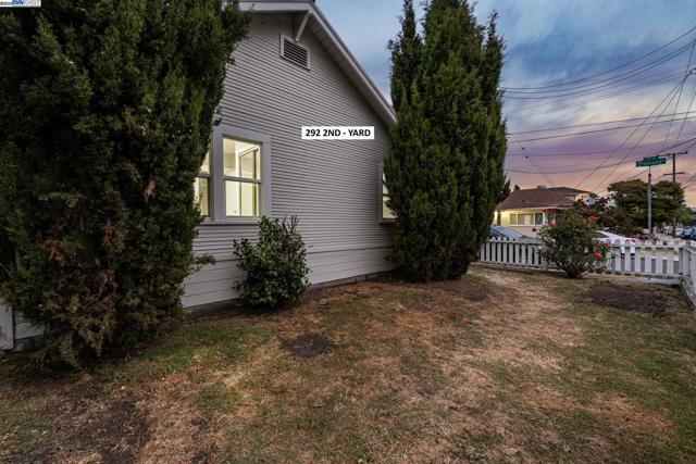 290 2Nd Ave, San Leandro CA: https://media.crmls.org/mediaz/e57c612c-1c88-41b6-b241-967e6095bcca.jpg