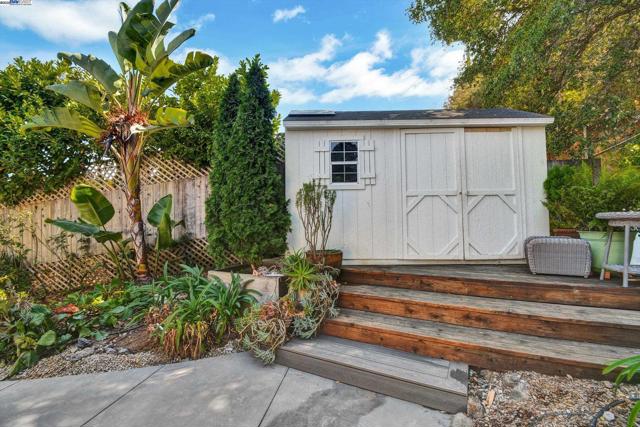 148 Auburn St, San Rafael CA: https://media.crmls.org/mediaz/e57d32ea-dbf1-474a-b700-43c0c3ea94ce.jpg