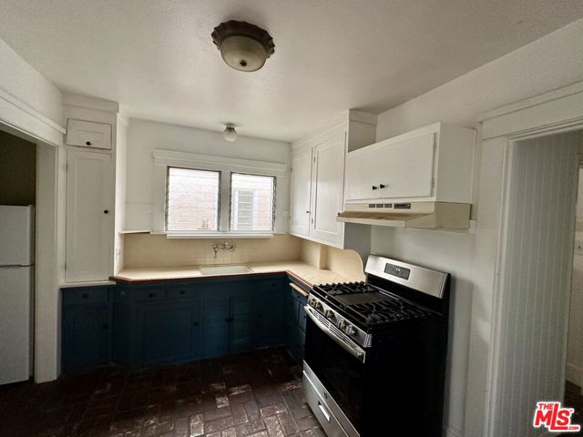 6425 E Ocean Boulevard, Long Beach CA: https://media.crmls.org/mediaz/e57d3bc2-6cd1-4258-8861-acda5249d83b.jpg