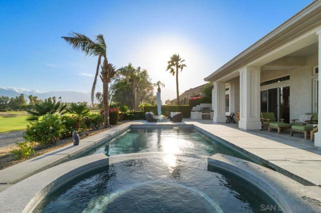 38 Calle Del Norte, Rancho Mirage CA: https://media.crmls.org/mediaz/e57f5b43-97b2-4750-949c-0688a825c7df.jpg