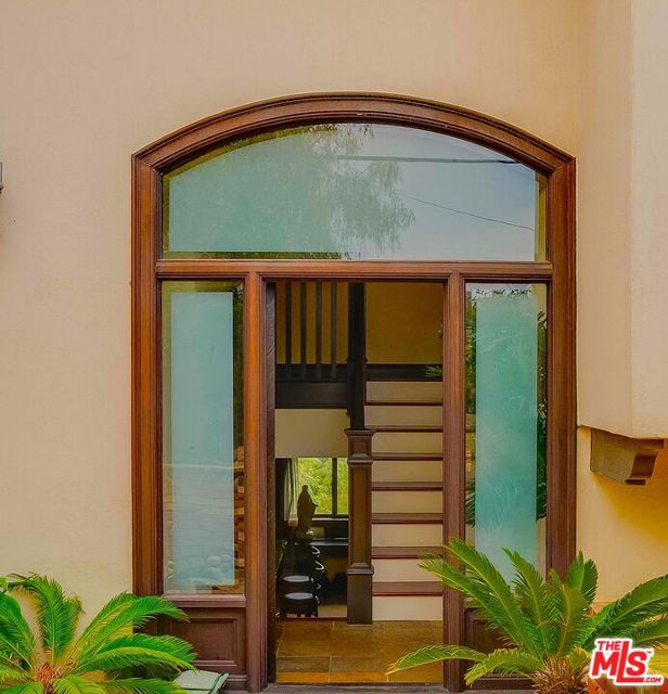 22252 W ALTA Drive, Topanga CA: https://media.crmls.org/mediaz/e57f85b5-5141-4dc4-8995-4ec7f4812563.jpg