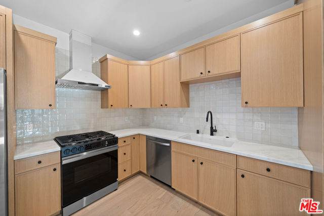 1688 N Sierra Bonita Avenue, Pasadena CA: https://media.crmls.org/mediaz/e57f990a-b0ec-4b88-a56a-de2218cdbe95.jpg