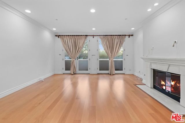 121 N Almont Drive, Beverly Hills CA: https://media.crmls.org/mediaz/e5808c88-22e8-43e7-8d8d-e3c17105badc.jpg