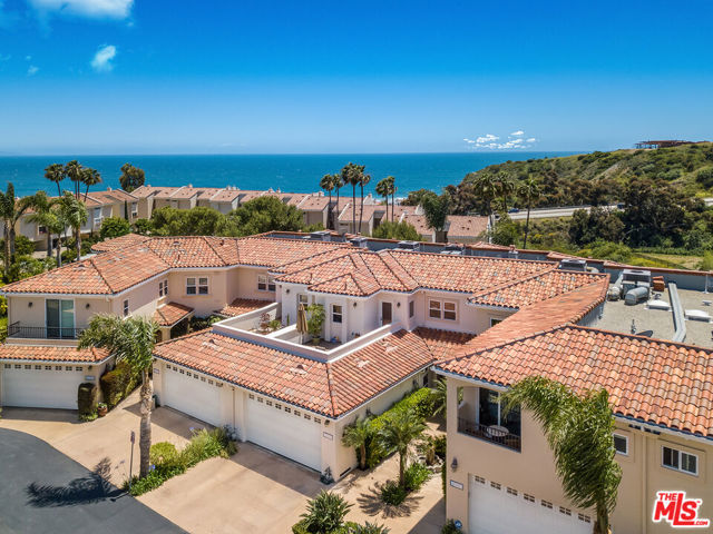 23949 De Ville Way, Malibu CA: https://media.crmls.org/mediaz/e580afff-5020-4452-991b-c57302f63672.jpg