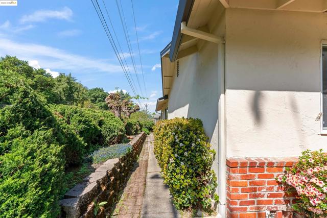 2305 Marlin Court, Pinole CA: https://media.crmls.org/mediaz/e580fa70-3f1e-4542-b6be-1b4128e66411.jpg