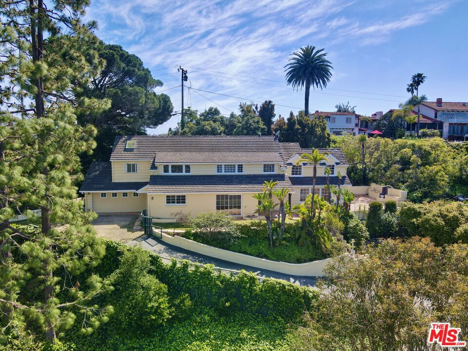 910 Centinela Avenue — Traditional