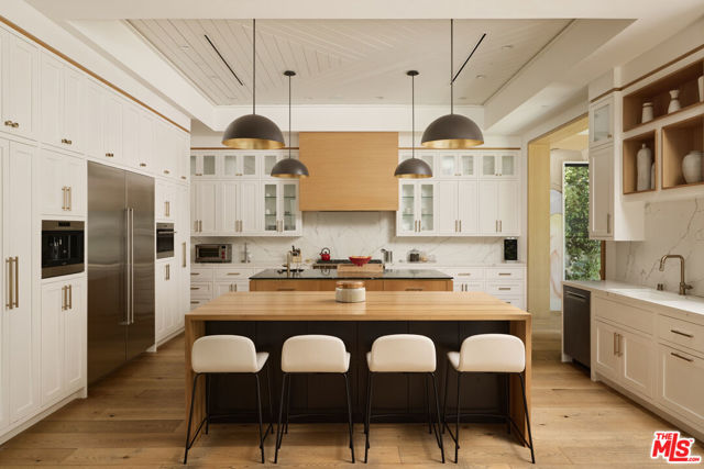 4634 White Oak Avenue, Encino CA: https://media.crmls.org/mediaz/e58192ba-ebe9-4ccd-a13c-e5e44b63512a.jpg