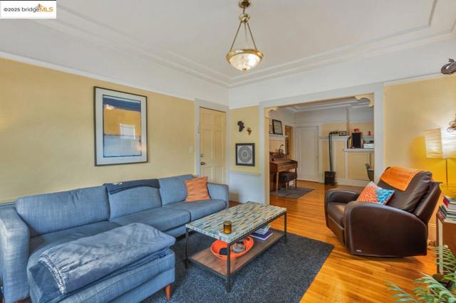 5537 Claremont Ave, Oakland CA: https://media.crmls.org/mediaz/e5821142-5f2c-4afb-bf7b-064c6b1240c7.jpg