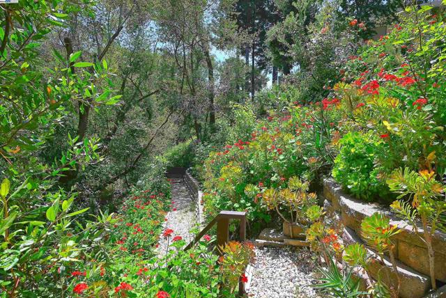 38 Saint Stephens Dr., Orinda CA: https://media.crmls.org/mediaz/e5821745-06c0-4ca0-ade8-9a9c4158298d.jpg