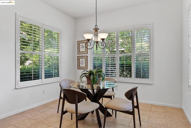 551 Quindell Way, Brentwood CA: https://media.crmls.org/mediaz/e5830c76-ea74-47c3-8c7f-91c363282392.jpg