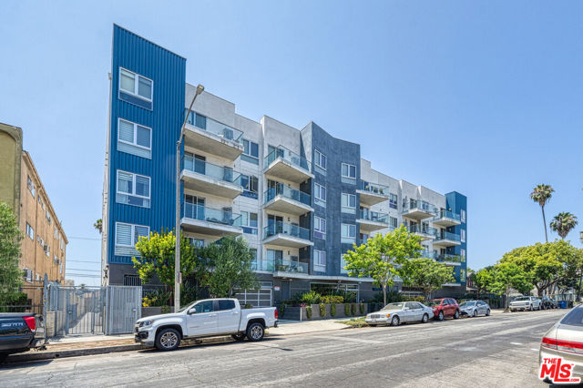 105 S Mariposa Avenue, Los Angeles CA: https://media.crmls.org/mediaz/e5835719-ea99-4822-b7b1-adaca1ae7458.jpg