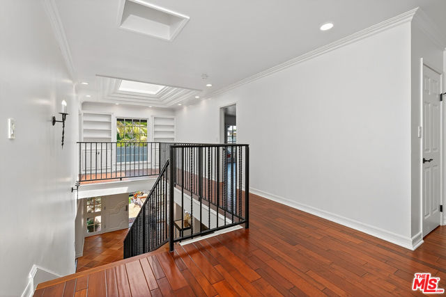 322 25th Street, Santa Monica CA: https://media.crmls.org/mediaz/e5839810-24b5-480f-a781-ab9c1525aa84.jpg