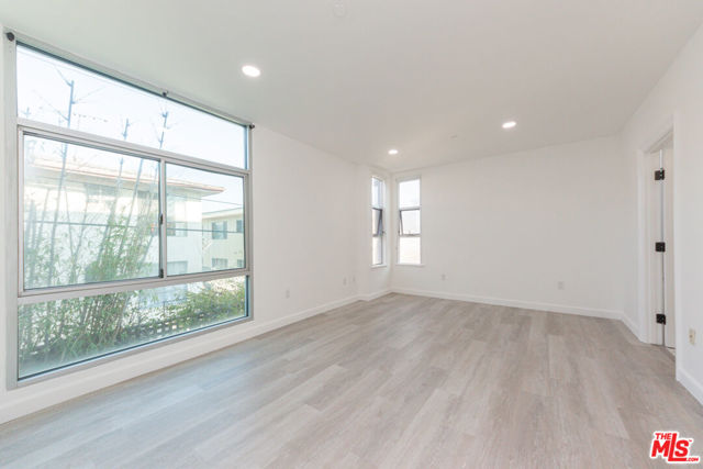 332 S Oxford Avenue, Los Angeles CA: https://media.crmls.org/mediaz/e583de46-7905-4b67-8dcc-43f60cd30ed9.jpg