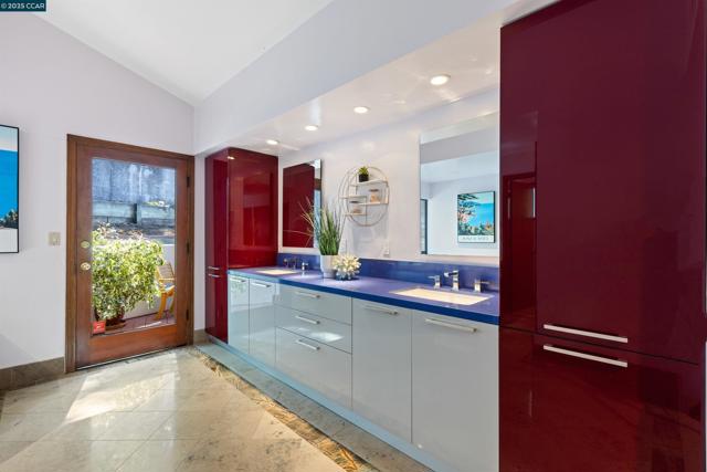 39 Mira Loma Rd, Orinda CA: https://media.crmls.org/mediaz/e583e5e4-1696-42b3-8e20-fcd23f297a2f.jpg