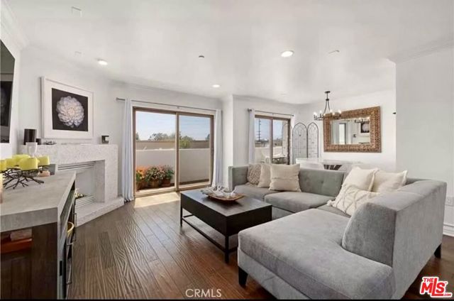 1621 Barry Avenue, Los Angeles CA: https://media.crmls.org/mediaz/e58408d1-4bea-4e4f-95a9-2a1147b6b8ef.jpg