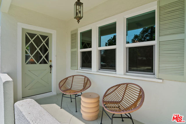 913 N Clybourn Avenue, Burbank CA: https://media.crmls.org/mediaz/e584d3a7-a3eb-4c14-971a-dfdb6d3872ad.jpg