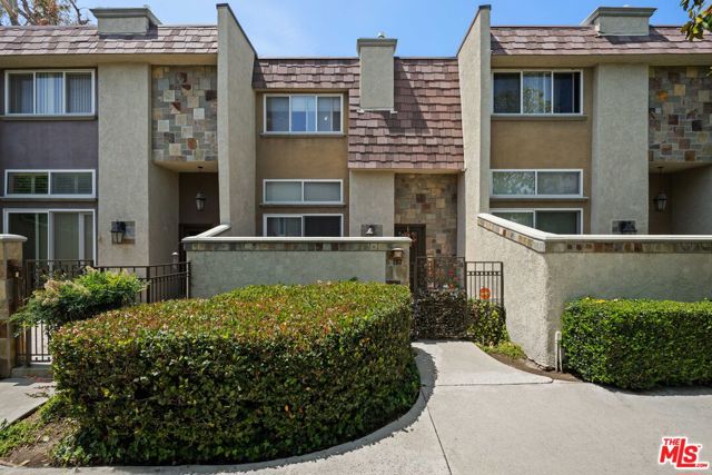 21901 Lassen Street, Chatsworth CA: https://media.crmls.org/mediaz/e584ead7-8086-4ab5-b9b5-a09a9c10d94d.jpg