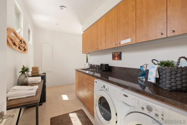 3328 Crown Point, San Diego CA: https://media.crmls.org/mediaz/e58540ed-0016-4db8-8a25-3aa1ace2555a.jpg