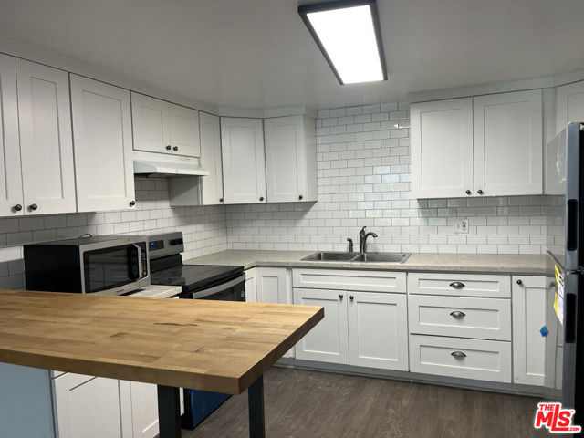 101 Catamaran (#3,4,5,6) Street, Marina del Rey CA: https://media.crmls.org/mediaz/e585fbab-91ae-4571-aa08-b99848ef7c24.jpg