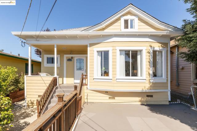 2005 36th Avenue, Oakland CA: https://media.crmls.org/mediaz/e5863e07-921e-4693-9f9c-7b0f28879714.jpg