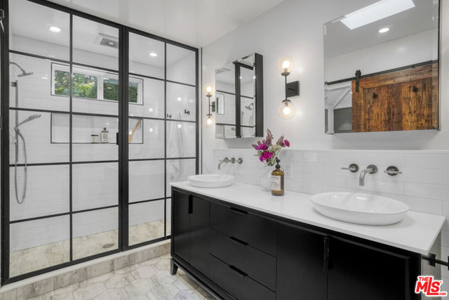 2926 Urban Avenue, Santa Monica CA: https://media.crmls.org/mediaz/e5865e82-5732-4dd6-8c8c-2f3237b4550c.jpg