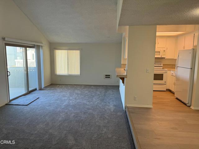 Detail Gallery Image 7 of 14 For 3113 Harbor Bld, Oxnard,  CA 93035 - 2 Beds | 2 Baths
