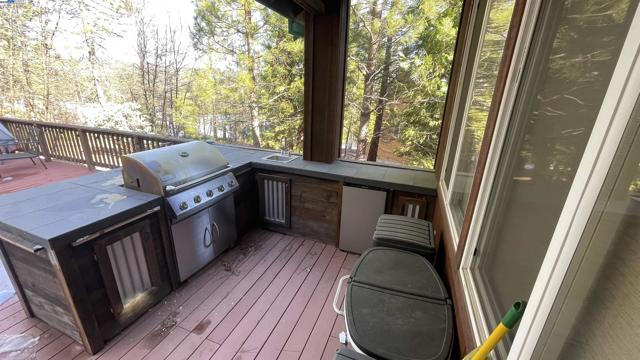 272 Bull Wacker Run, Arnold CA: https://media.crmls.org/mediaz/e586df03-e2ab-4758-98b0-ba42c3598d31.jpg