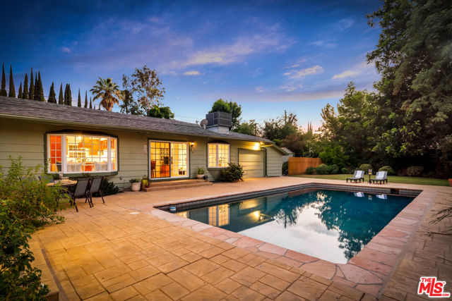 6001 Oakdale Avenue, Woodland Hills CA: https://media.crmls.org/mediaz/e58727bf-4011-4f9e-95fc-5fcdfa9ca303.jpg