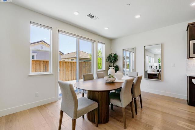2002 Davoli Ct, San Ramon CA: https://media.crmls.org/mediaz/e58968c9-f43a-4ed6-bae4-4c76c817519f.jpg