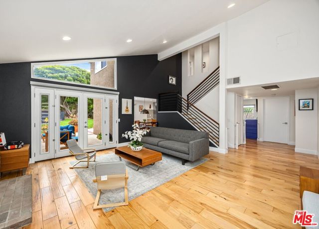 22518 Jameson Drive, Calabasas CA: https://media.crmls.org/mediaz/e589d675-5a59-4db7-af1e-c158982822dd.jpg