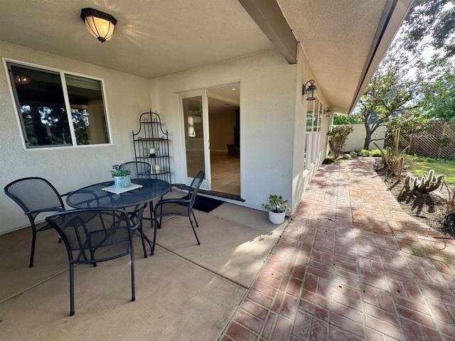 16902 Via de Santa Fe, Rancho Santa Fe CA: https://media.crmls.org/mediaz/e58a1579-555c-407d-9879-14b49e3650ea.jpg