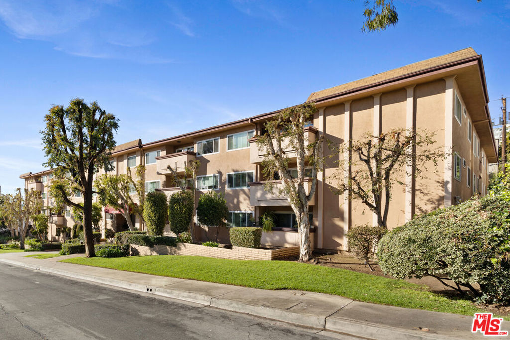 1121 N OLIVE Drive 208