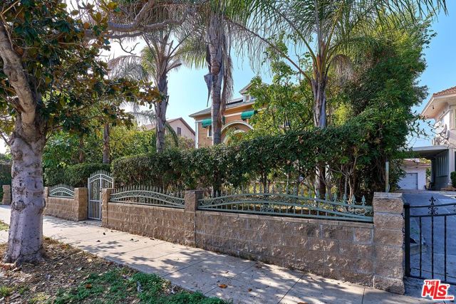 1023 S Wilton Place, Los Angeles CA: https://media.crmls.org/mediaz/e58c9c35-b8e5-4826-b169-e78b10411d2c.jpg