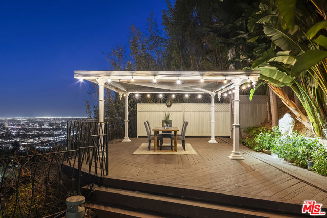 8828 Thrasher Avenue, Los Angeles CA: https://media.crmls.org/mediaz/e58cc41c-5e9a-42b4-9d61-9c8bda2bcc7f.jpg