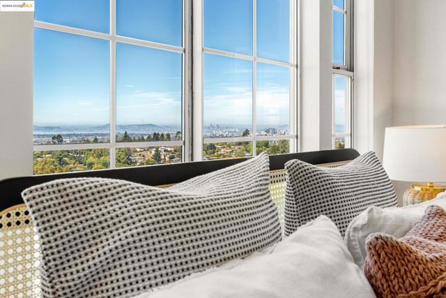 4353 Terrabella Way, Oakland CA: https://media.crmls.org/mediaz/e58ee12f-4849-400a-8ad4-7a94ca3af40e.jpg